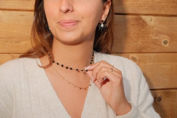 femme tenant un collier floral tetoyia dans ses mains